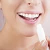Frau trägt Lippenbalsam auf