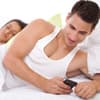 Mann und Frau liegen zusammen im Bett - Betrügt er sie?