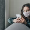 Maskenpflicht: Tipps gegen eine beschlagene Brille: Frau mit Brille und Maske