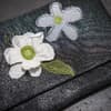 Clutch mit floralem Motiv