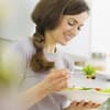 Frau ernährt sich gesund