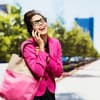 Frau in neonpinkem Blazer