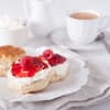 Englische Scones mit Clotted Cream und Himbeer-Marmelade 