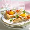 Knoblauch-Ecken mit Ei und Bacon