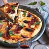 Pizza bianco mit 4 Sorten Käse, Feigen, Rucola und Bündnerfleisch