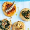 Pizzerre "Tricolore" belegt mit Spinat, Tomaten und Kartoffeln