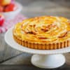 Kuchen mit Äpfeln belegt