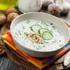 Kalte Gurkensuppe mit Walnüssen