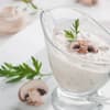 Sauciere mit Frischkäse-Creme und Champignons
