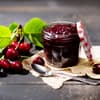 Kirschen und Marmeladeglas