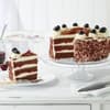 Aufwendige Sahnetorte mit Kirschen