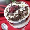 Dessertbecher mit Kirschen