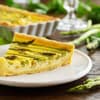 Gemüsekuchen mit weißem und grünem Spargel