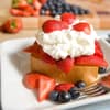 Kuchen mit Erdbeer- und Kokoscreme-Schicht