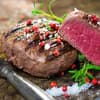 Medium gegrilltes Rinderfilet mit buntem Pfeffer