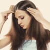 Brünette Frau kämmt sich die Haare