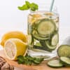 Schlankdrink mit Zitrone, Gurke, Wasser