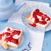 Schmandkuchen mit roter Grütze