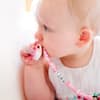 Baby mit seiner selbstgemachten Schnullerkette