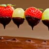 Erdbeeren und Weintrauben mit flüssiger Schokolade