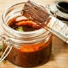 Selbstgerechter BBQ-Dip - Zu den Zutaten gehören Tomaten, Whisky, Kaffee und Essig
