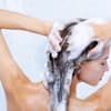 Frau wäscht Haare