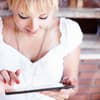Frau sucht Brautkleid im Internet