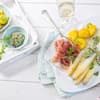 Spargel mit rosa Pfeffer und Kerbelbutter