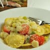 Ravioli mit Spargel, Tomaten und Parmesan