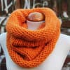 Strickanleitungn orangefarbener Loop-Schal - Diese Anleitung zeigt Ihnen, wie Sie aus dicker Merino-Alpakawolle einen kuscheligen Loop-schal stricken