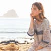 Sommerlicher Strickpullover im Muster- und Materialmix