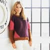 Blonde Frau in Strickpullover mit Farbflächen und vorverlegten Schultern