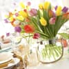 Tischdeko mit frischen Blumen zum Muttertag