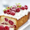 Leckerer Himbeerkuchen - Dekoriert mit frischen Himbeeren und eine frischen Creme