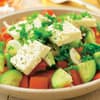 Tomaten-Gurken-Salat mit Feta und Gemüse, frisch aus dem Garten - Ein toller Salat für den Sommer