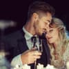 Glückliches Brautpaar: Micro-Wedding: Argumente für eine kleine Feier
