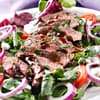 Leckerer griechischer Salat mit Fleisch und Feta