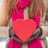 Frau hält Geschenk für Mann zum Valentinstag - Tipps für das richtige Valentinstagsgeschenk für Männer 