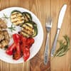Gemüse grillen - Entdecken Sie tolle Alternativen für den Grillrost wie Käse, Tofu oder Gemüse