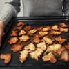 Blech mit verbrannten Plätzchen