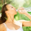 Frau die Wasser trinkt