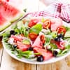 Wassermelone mit Oliven, Feta und Tomaten