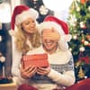 Frau überrascht ihren Mann an Weihnachten mit einem Geschenk