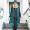 Blau-schwarzer Schal mit passender Mütze