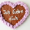 Ein selbstgemachtes Lebkuchenherz eignet sich besonders gut als Geschenk für den Valentinstag