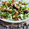 Würziger Salat garniert mit Feigen