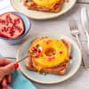 Toast Hawaii mit frischer Ananas und Granatapfelkernen 