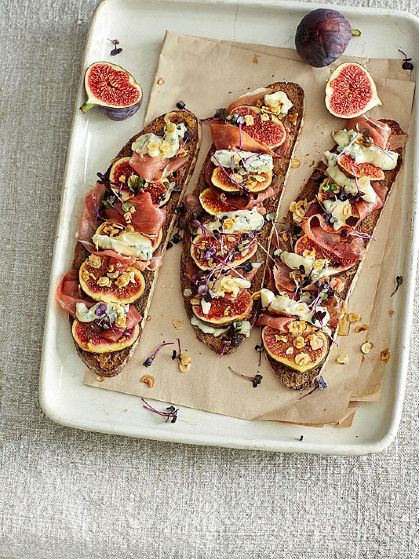 Tartines mit Gorgonzola, Honig und Feigen Tartines mit Gorgonzola, Honig und Feigen