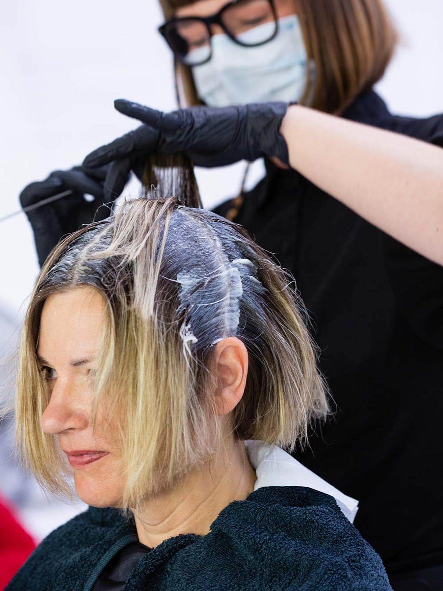 Leserin Barbara beim Haare färben 
