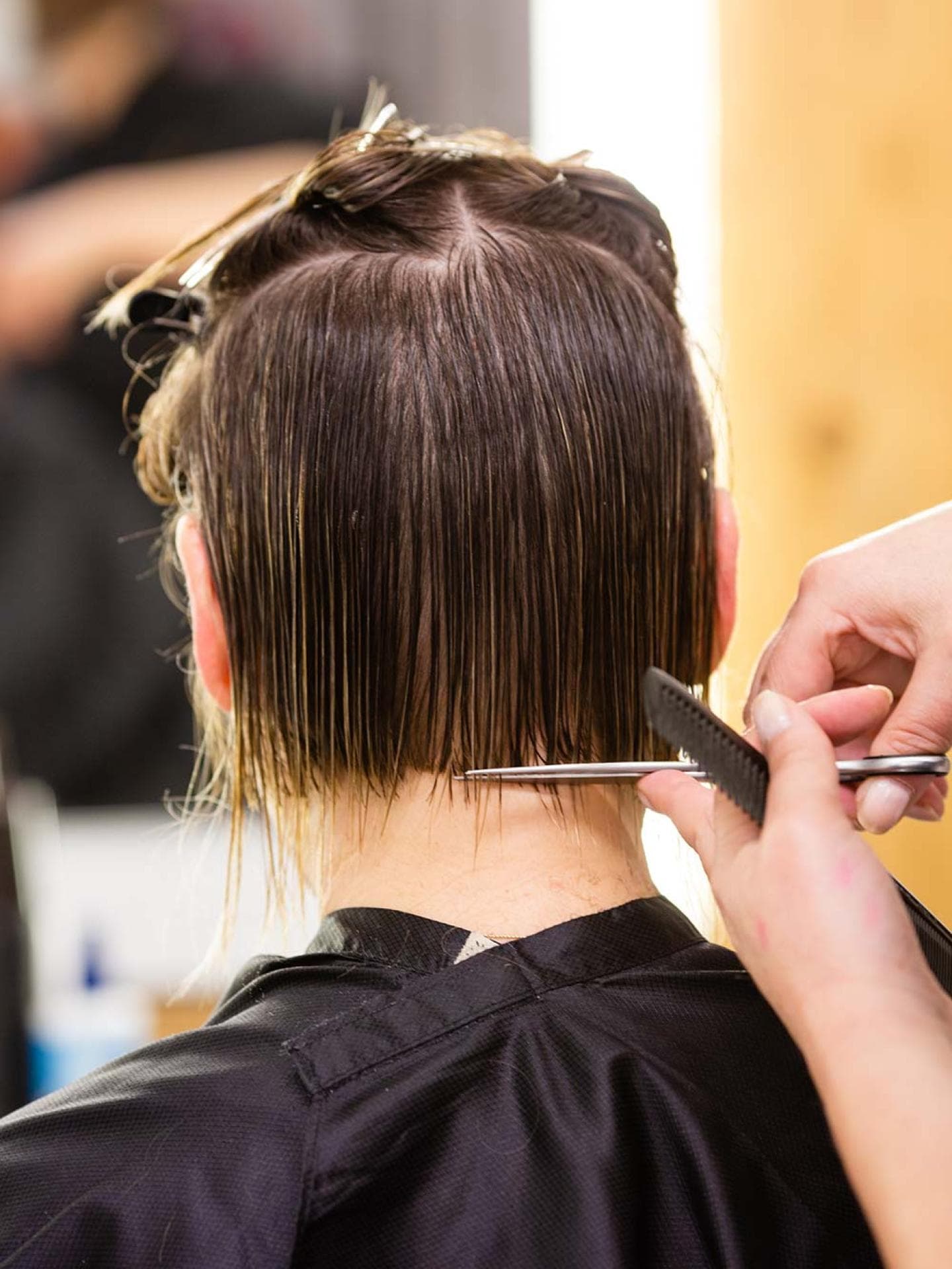 Leserin Barbara beim Haare schneiden